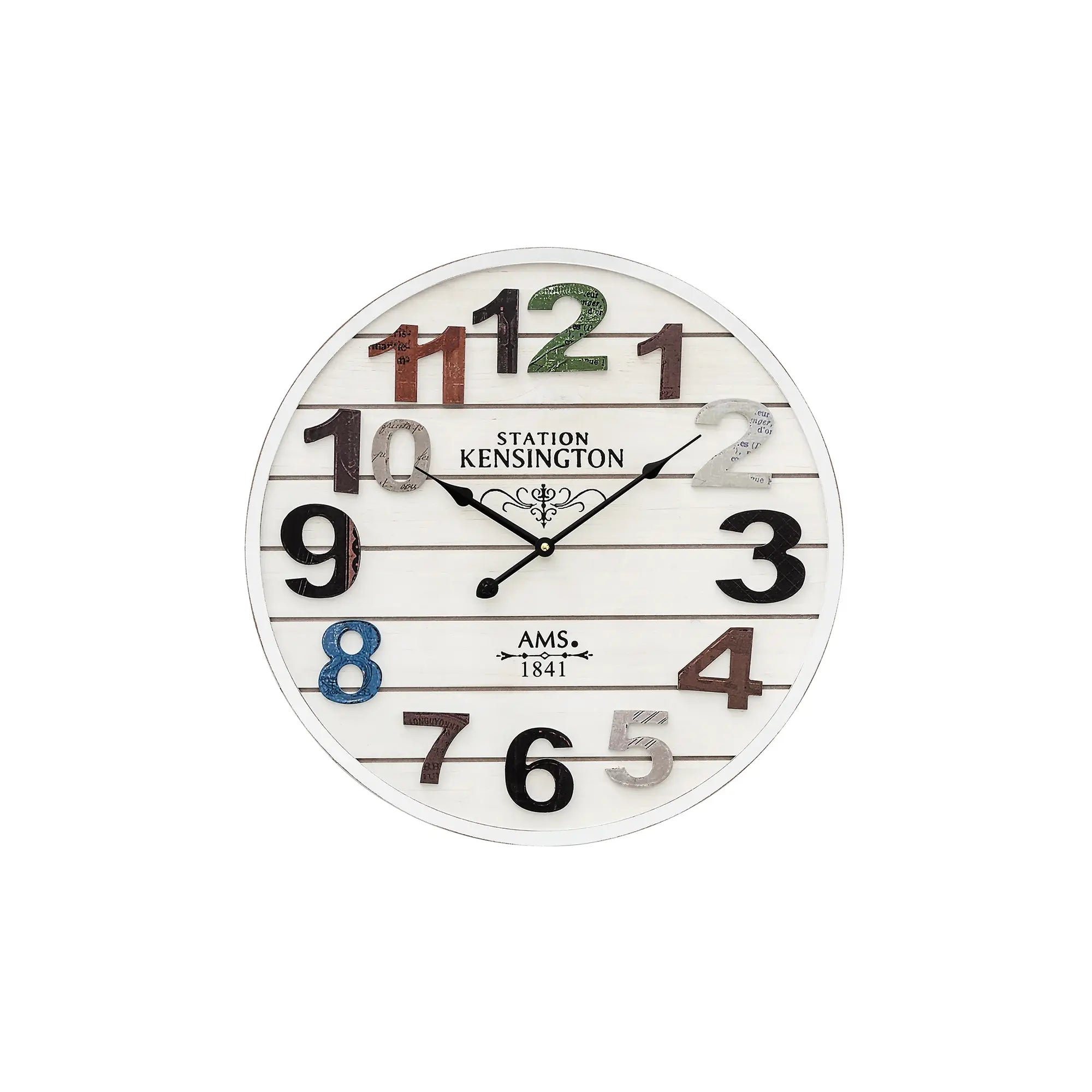 Wanduhr mit weißem Ziffernblatt, aufgesetzten Zahlen und antikem Holzgehäuse