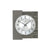 Wanduhr mit rundem Aluminium-Zifferblatt, schwarzem Zeigerwerk und Holzdekor-Rahmen