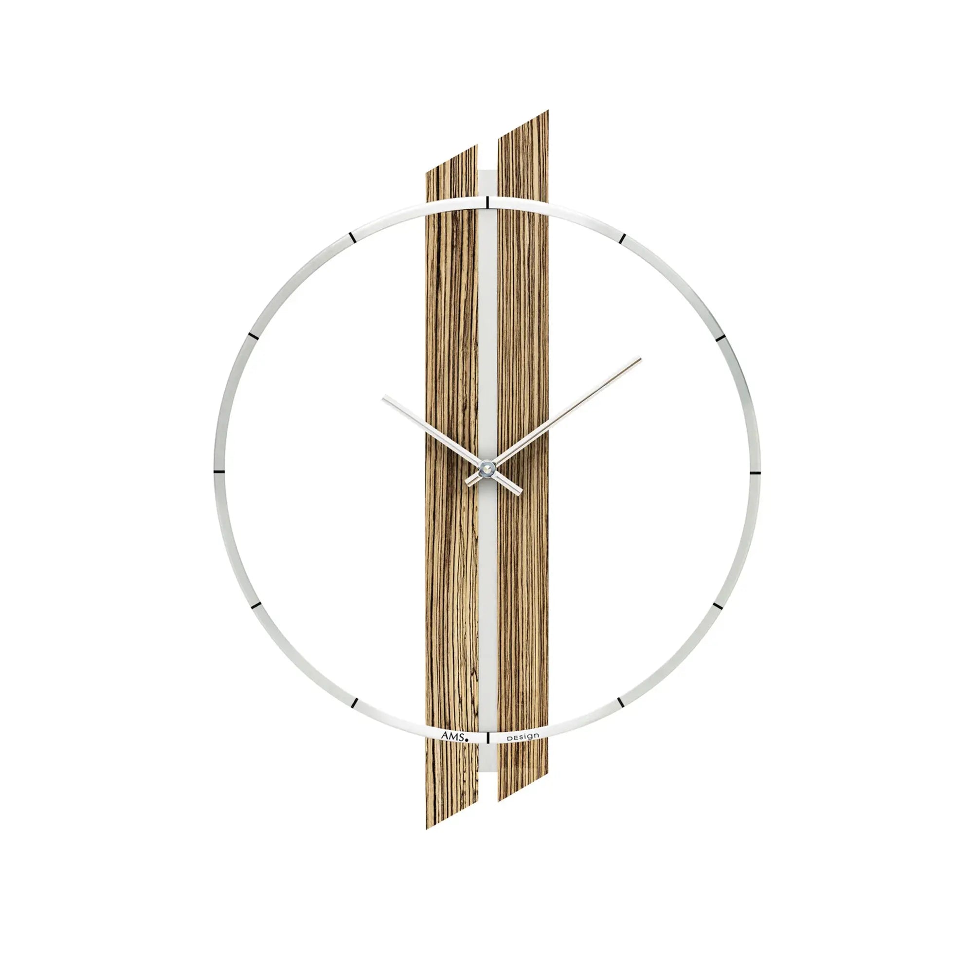 Runde Wanduhr mit Aluminiumring, Holzlamellen und weißen Zeigern