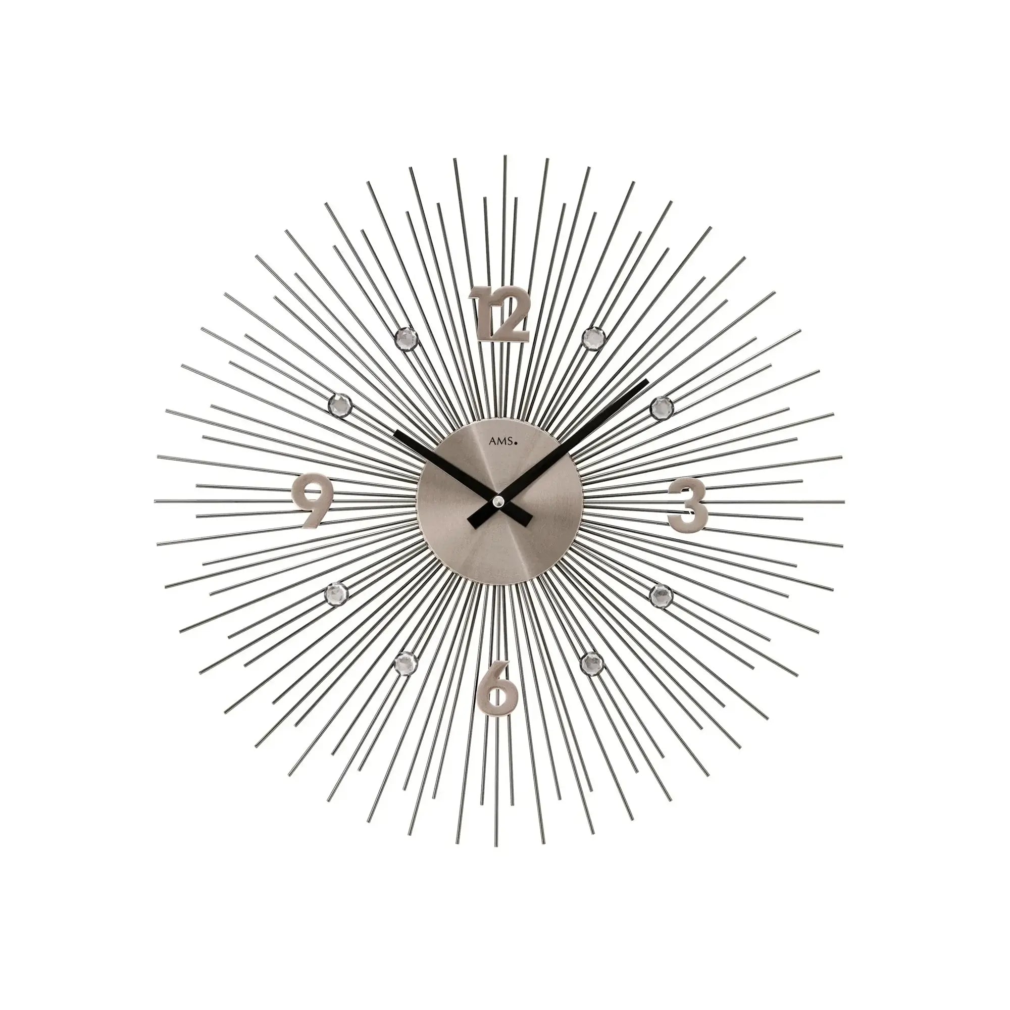 Wanduhr mit Metallstrahlen, runder Ziffernfläche und schwarzen Zeigern
