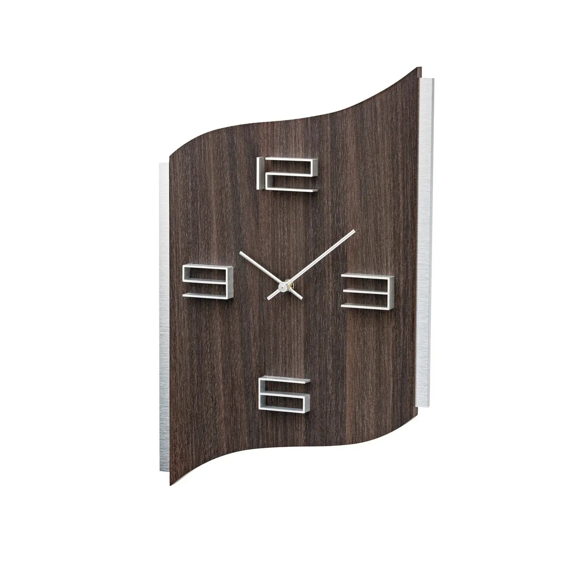 Wanduhr mit braunem Holzdekor, silbernen aufliegenden Ziffern und Zeigern