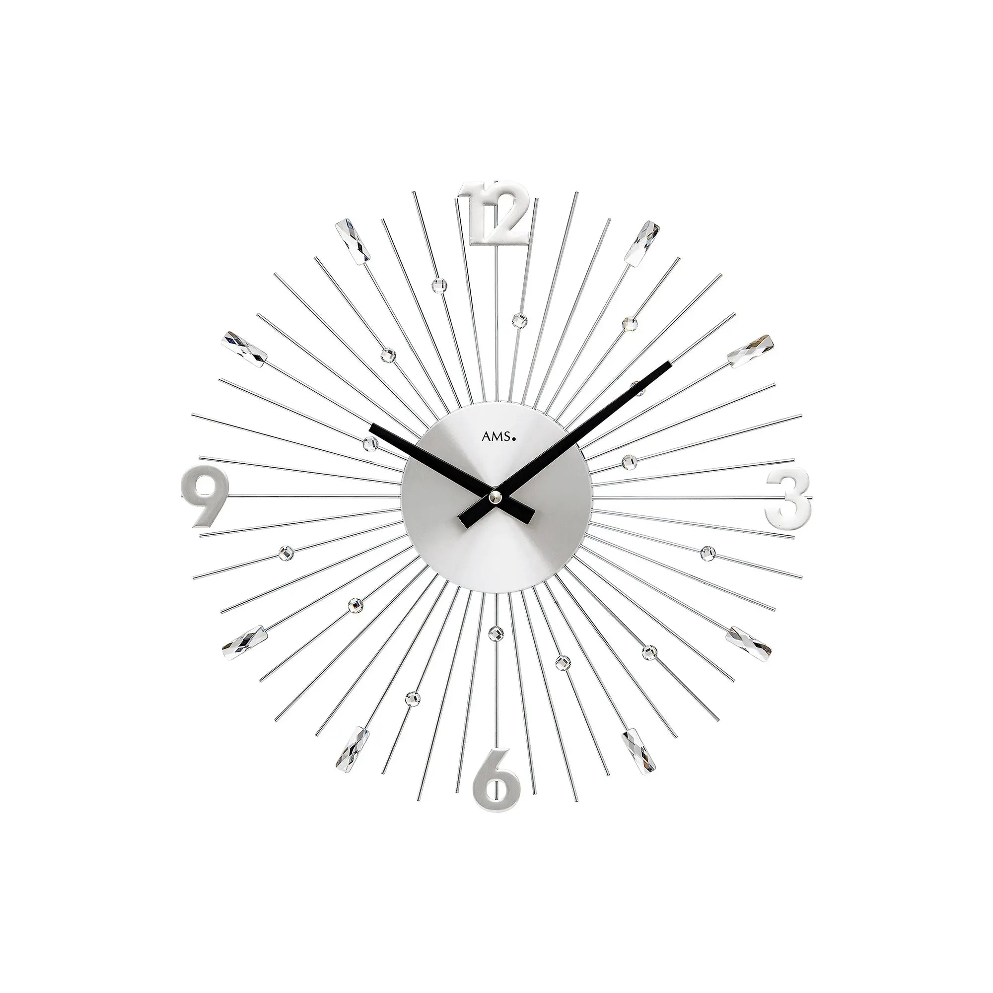 Silberne Wanduhr mit römischen Ziffern, schwarzen Zeigern und Metallstäben