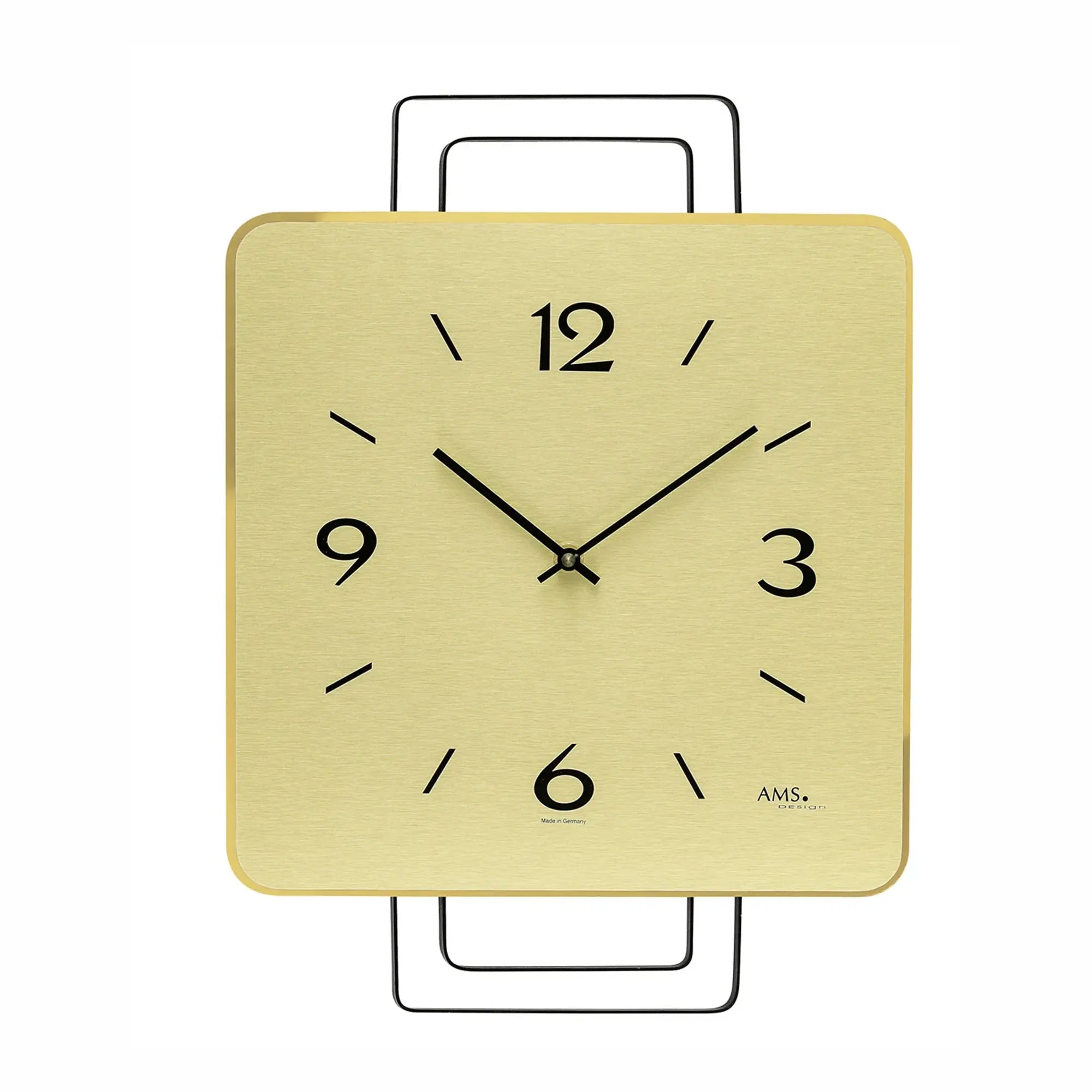 Wanduhr aus Messing mit rechteckigem Metallgehäuse, arabischen Ziffern und Zeigern.