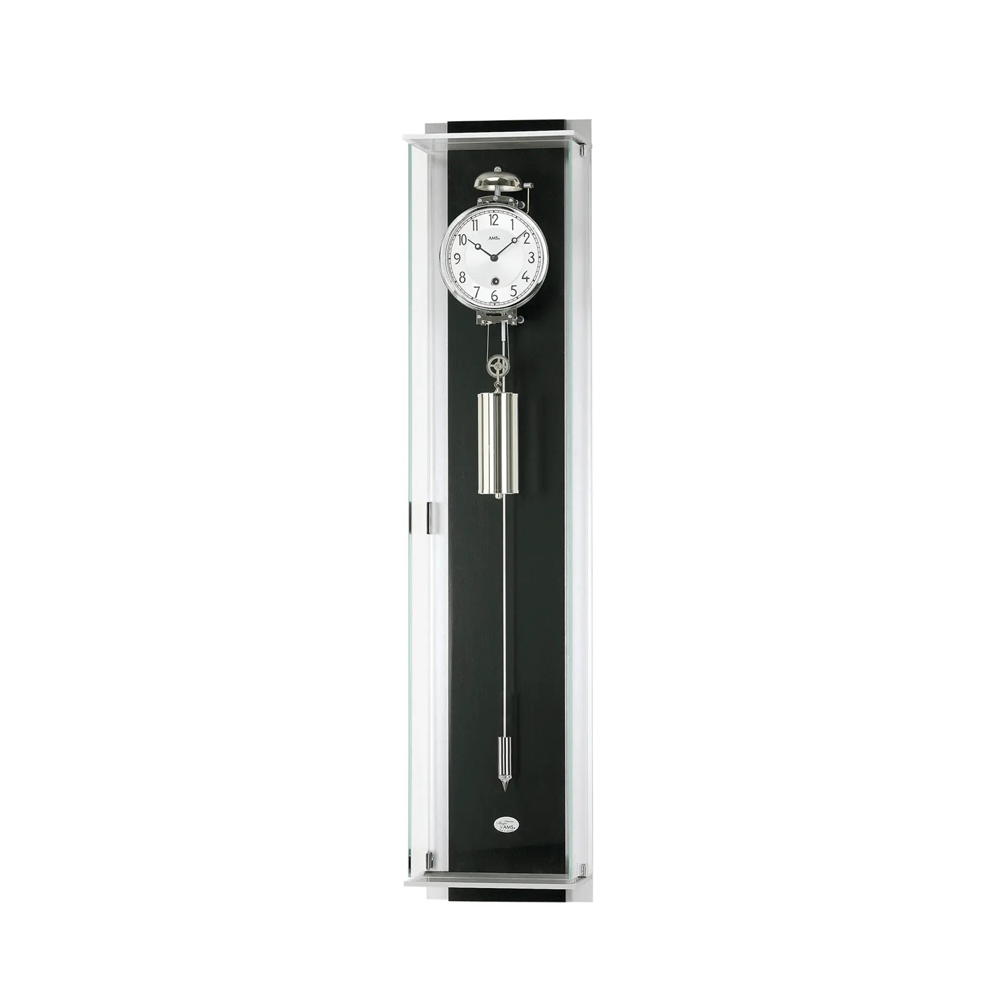 Wanduhr im Glasgehäuse mit schwarzer Rückwand, weißem Zifferblatt und Pendel