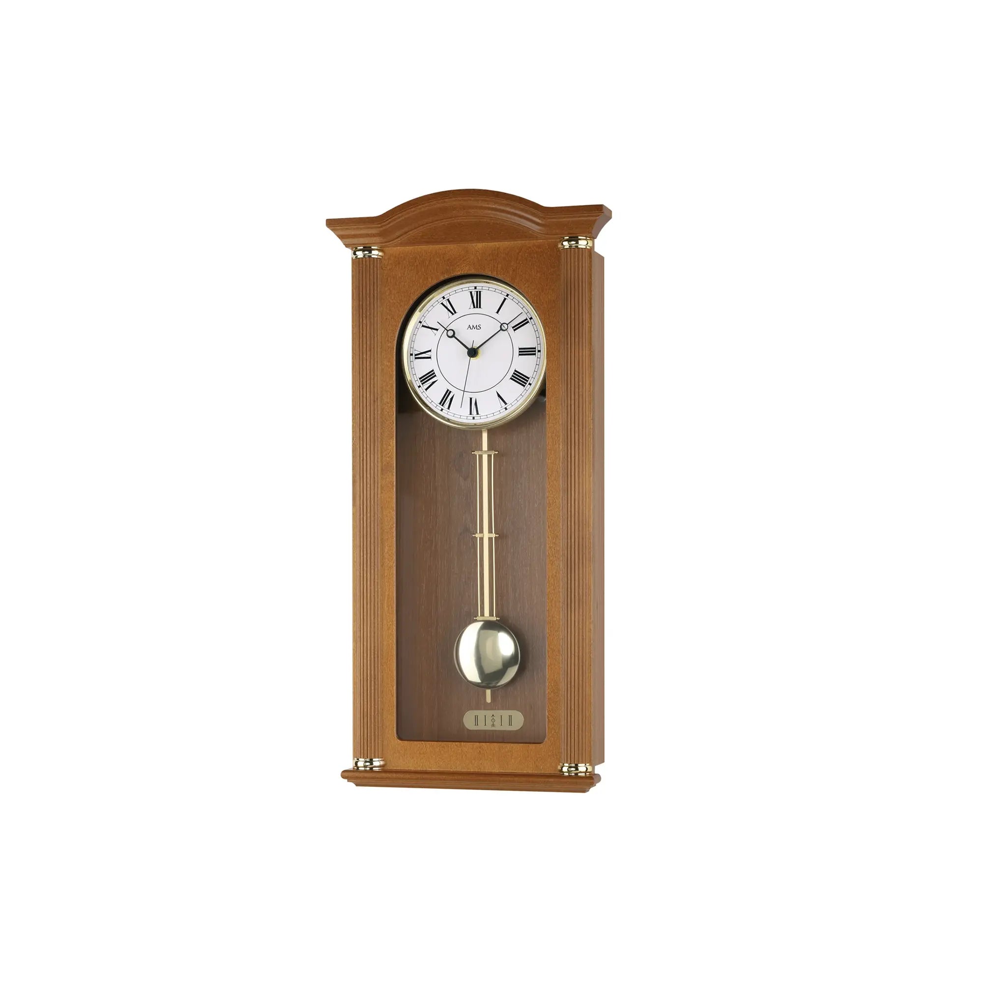 Braune Wanduhr mit rundem Zifferblatt und langem Pendel aus Metall
