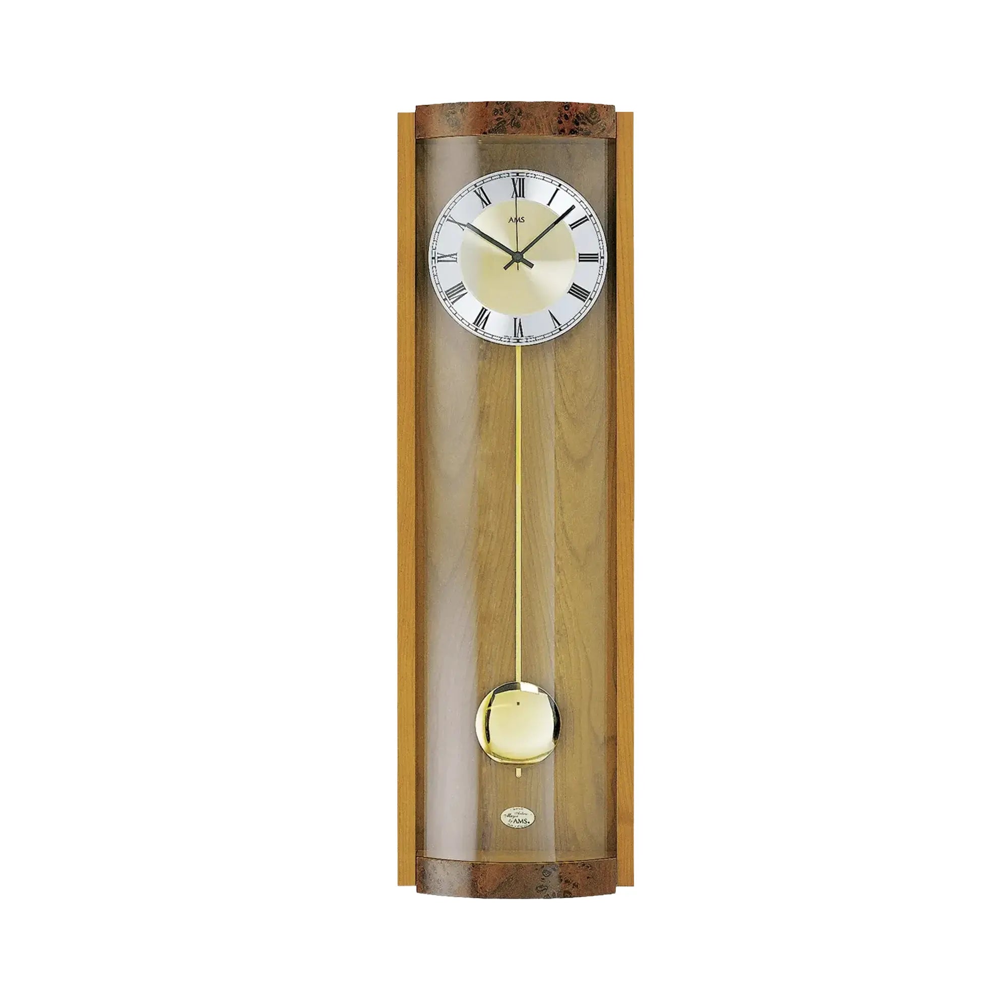 Wanduhr mit Holzrahmen, rundem Zifferblatt und pendelndem Gewicht, Vorderansicht.