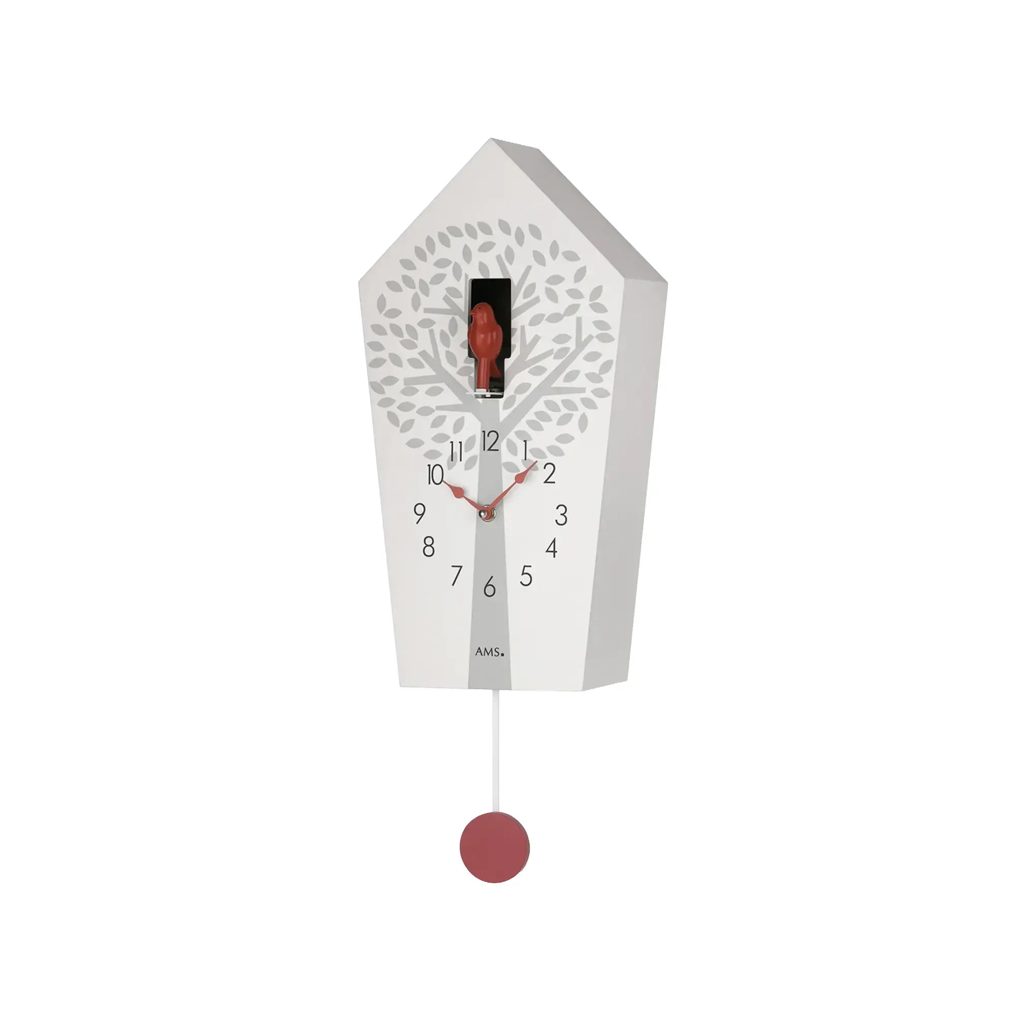 Kuckucks-Wanduhr mit weißem Gehäuse und rotem Pendelknopf vor weißem Hintergrund
