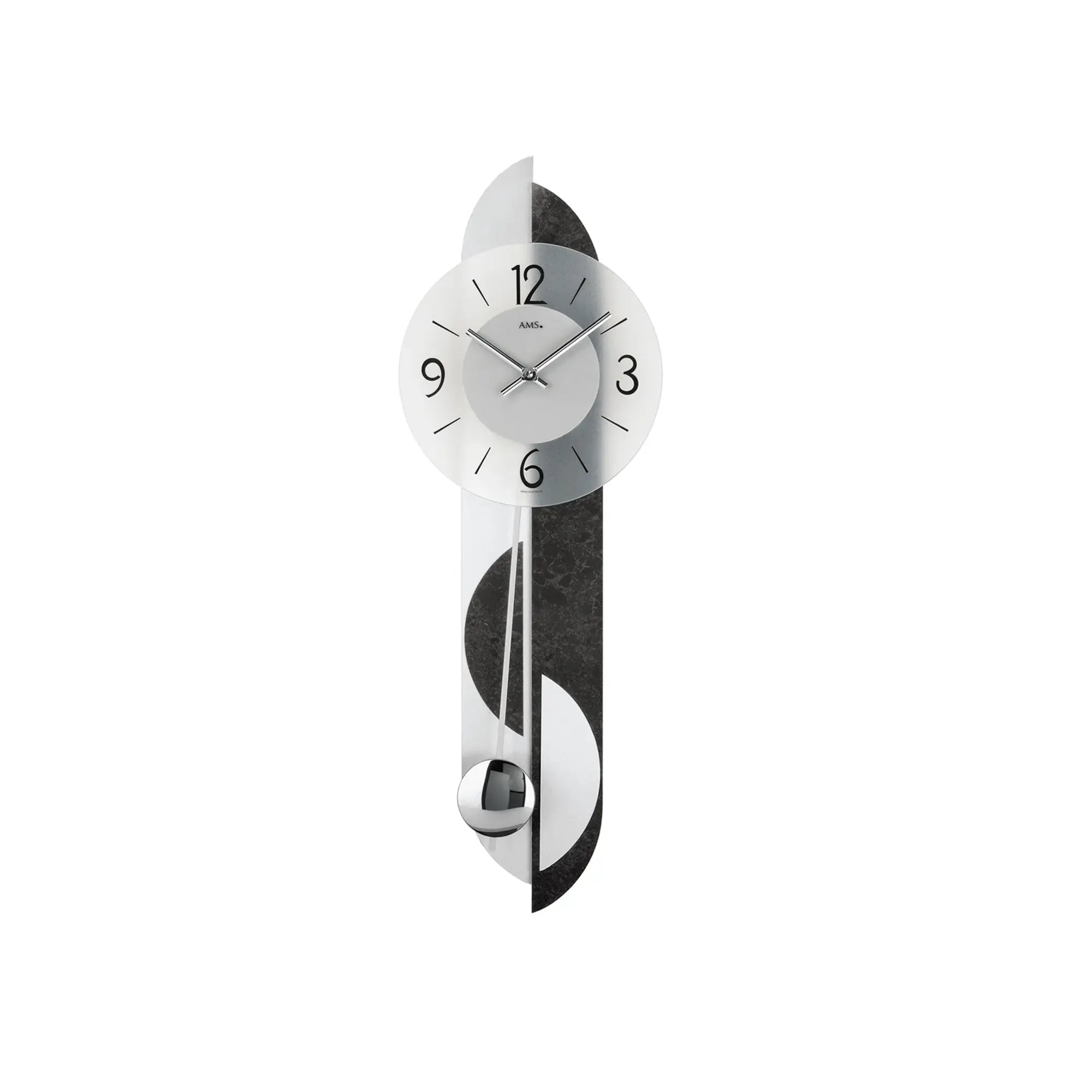 Wanduhr mit rundem Zifferblatt, schwarzen Zahlen, silbernen Zeigern und Pendeloptik