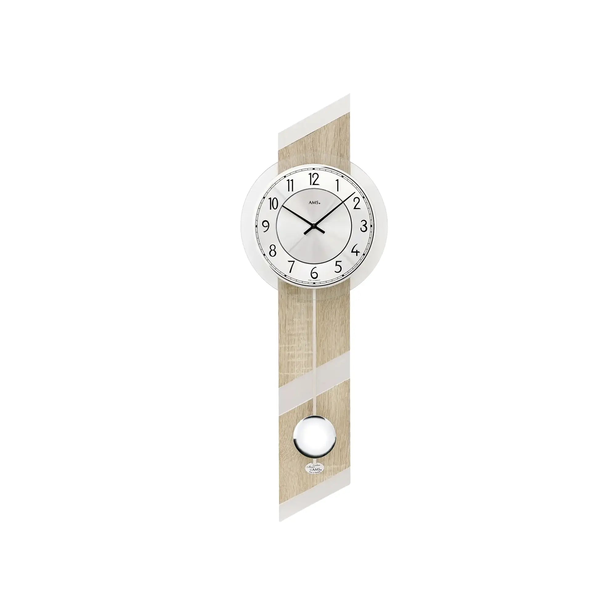 Wanduhr mit rundem Zifferblatt und pendelndem Gewicht an Holzpaneel
