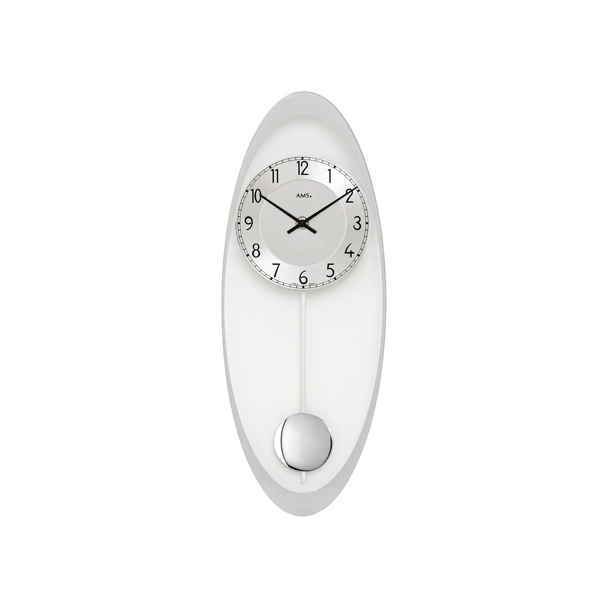 Wanduhr im Tropfen-Design mit weißem Zifferblatt und silbernem Pendelgewicht.