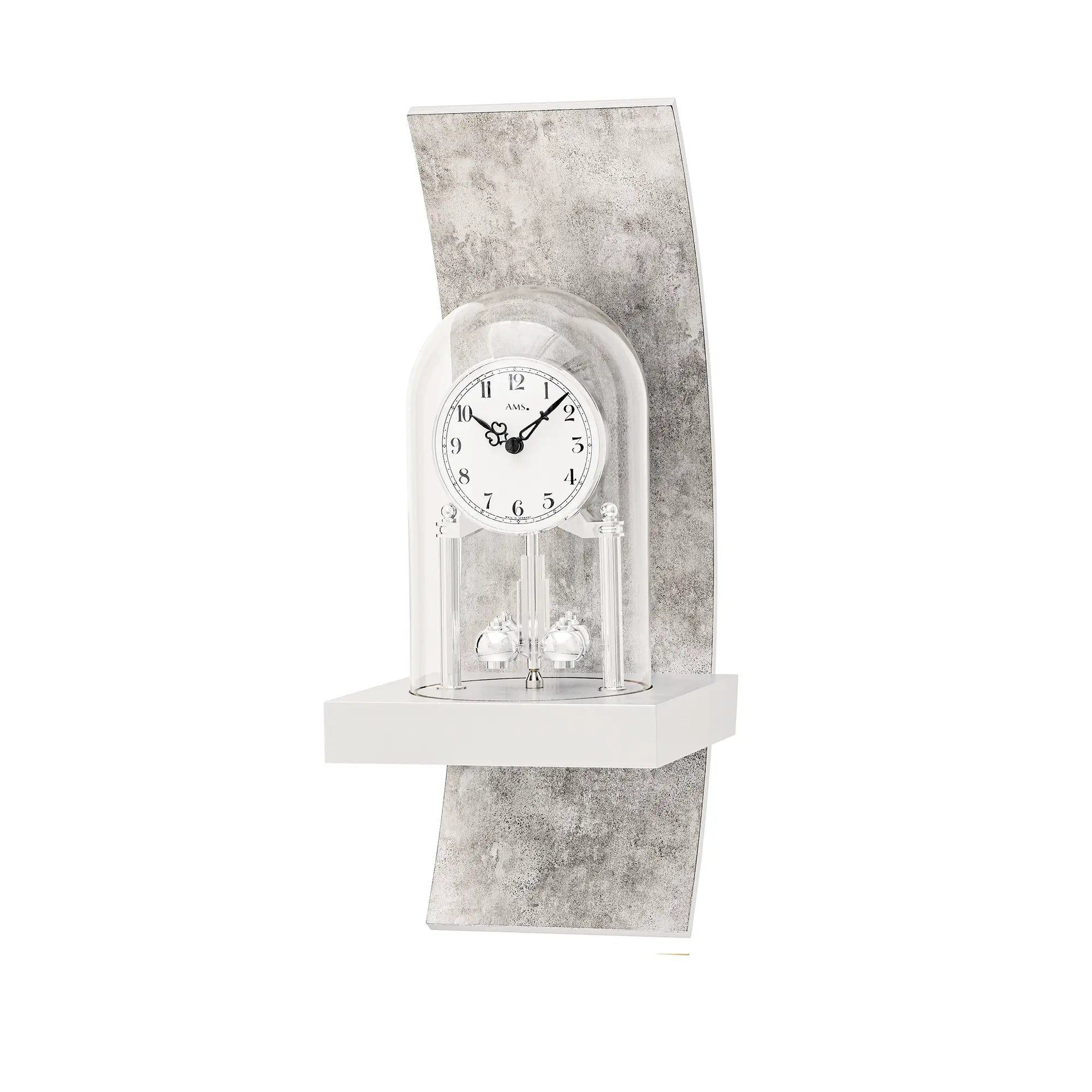 Antike Wanduhr in Silber mit Frontglas, römischem Ziffernblatt und Pendel-Dekor