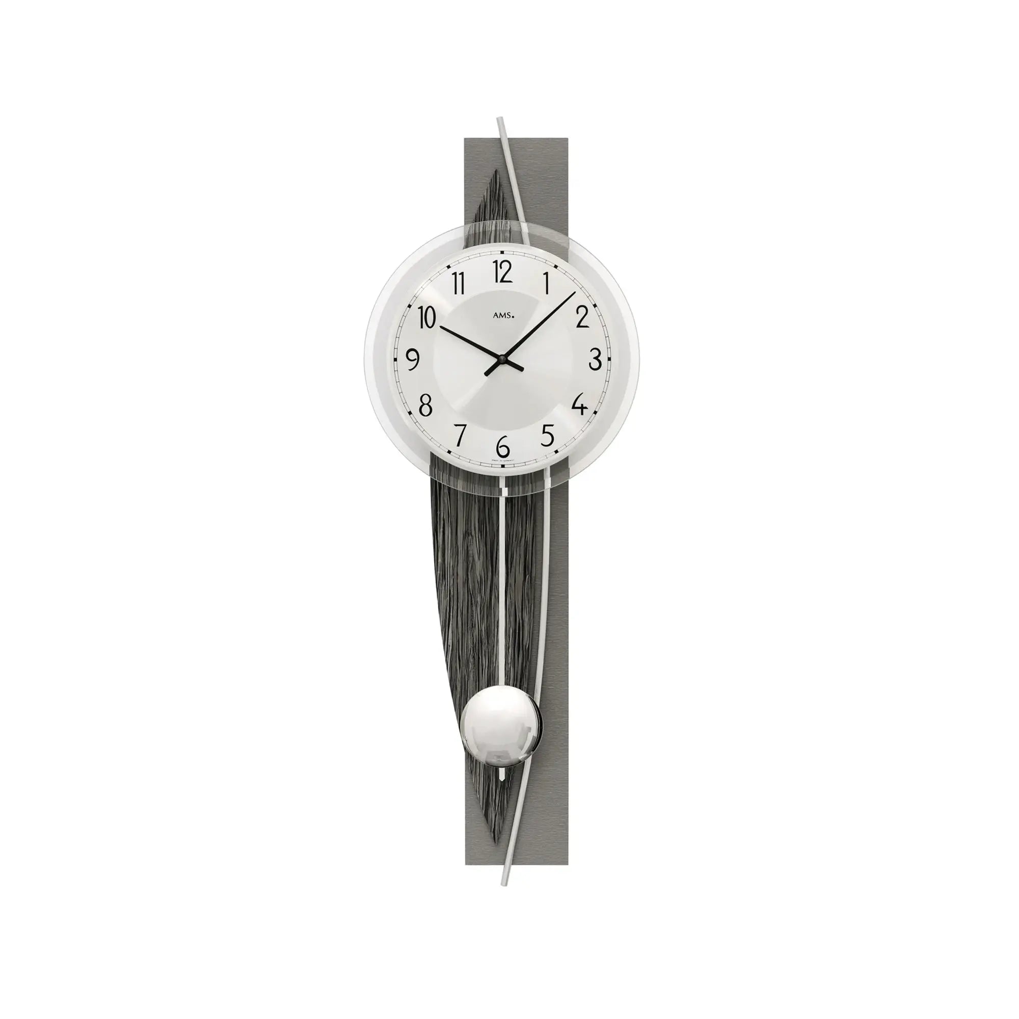 Wanduhr mit weißem Zifferblatt und schwarzen Zeigern, Pendel mit Kugel am Holzdekor