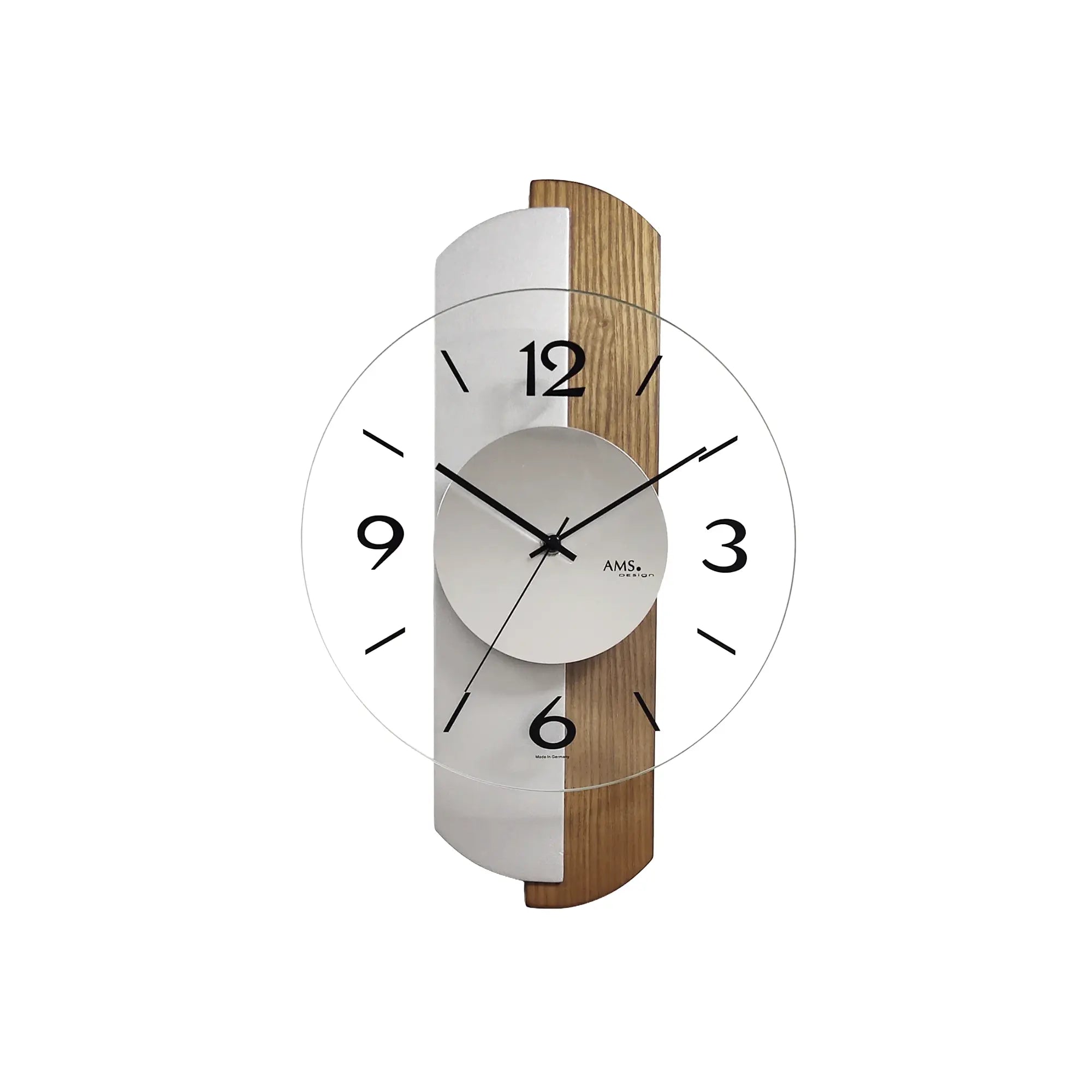 Wanduhr mit rundem weißem Ziffernblatt, schwarzen Zeigern und Holz-Einsätzen (Eiche)