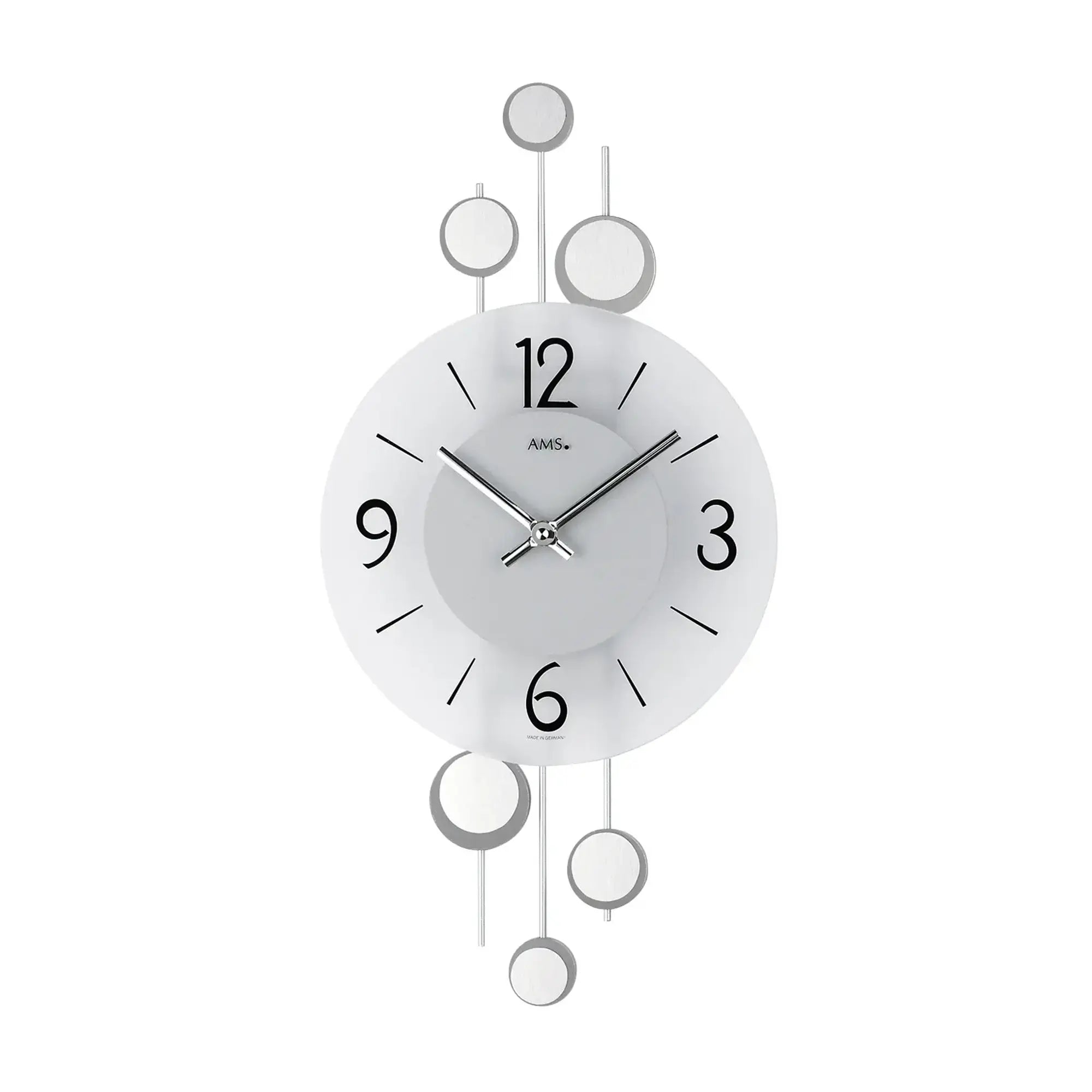 Silberne Wanduhr mit weißem Ziffernblatt, runden Metallapplikationen und Edelstahl-Zeigern