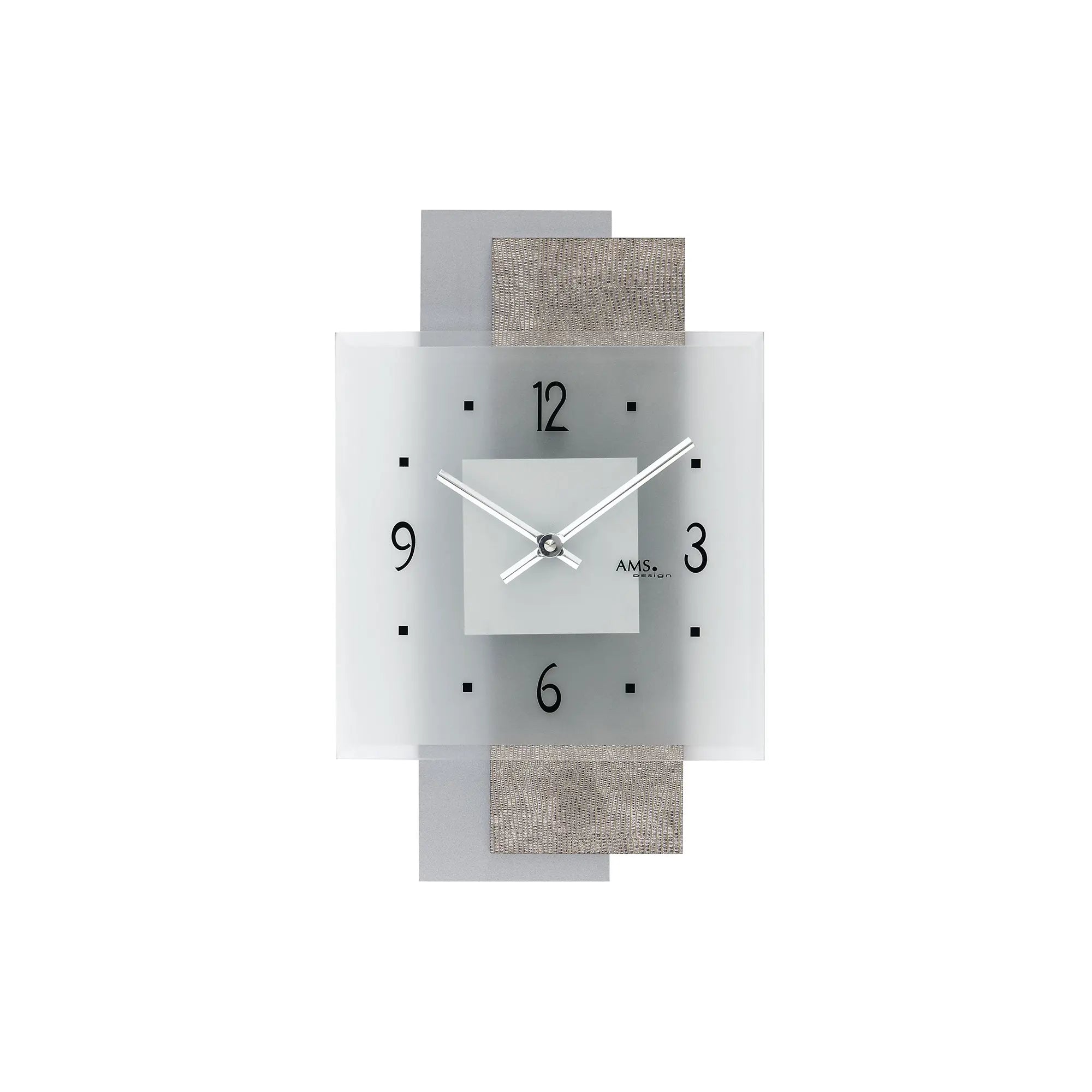 Quadratische Wanduhr mit silbernen Zeigern, schwarzen Ziffern und facettiertem Mineralglas