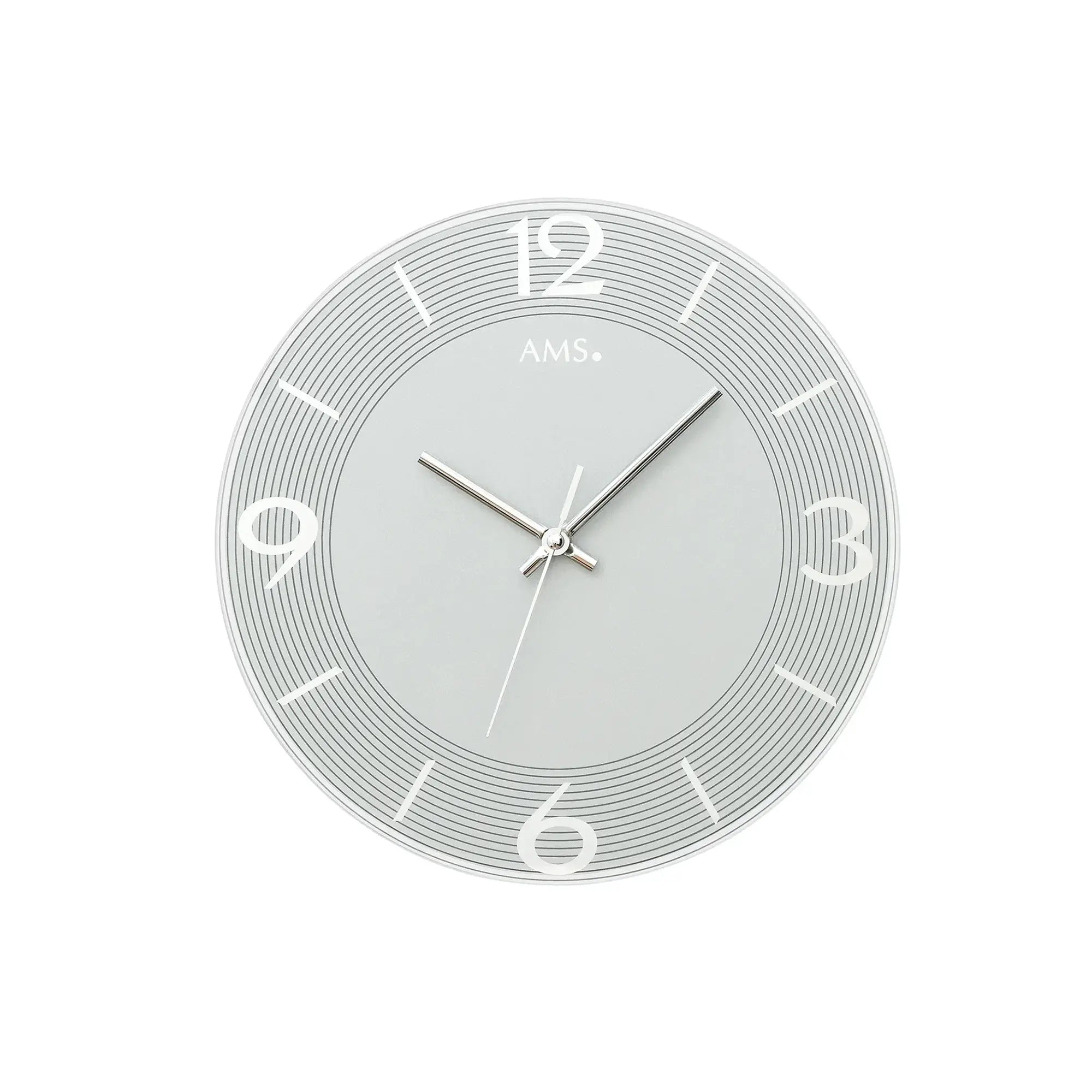 Blaugraue AMS-Wanduhr mit römischen Ziffern, schmalen Zeigern und markiertem Minutenring.