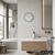 Badezimmer-Wanduhr mit türkisfarbener Einfassung, weißem Ziffernblatt und Uhrzeigern.