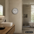 Badezimmer-Wanduhr mit silbernem Gehäuserand und weißem Ziffernblatt, schwarzen Ziffern