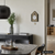 Wanduhr im Hausdesign in Sonoma mit Pendel und rundem Ziffernblatt an der Wand