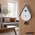 Holz-Wanduhr im Kuckucksdesign, weißes Ziffernblatt, schwarze Zeiger und Pendel