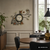 Runde Wanduhr an der Wand mit Metallranken, Blumen und Schmetterlingen, AMS