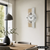 Wanduhr an der Wand mit weißem Zifferblatt, Holz- und grauen Streifen, AMS