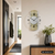 Wanduhr an heller Wand: Sonoma-Eiche-Design mit facettiertem Glas, hellgrauem Zifferblatt