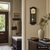 An der Wand montierte Nussbaum-Wanduhr mit Glasfront und Pendel