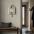 Wanduhr an der Wand im Holzhaus-Design mit beigem Pendel und schwarzen Zeigern