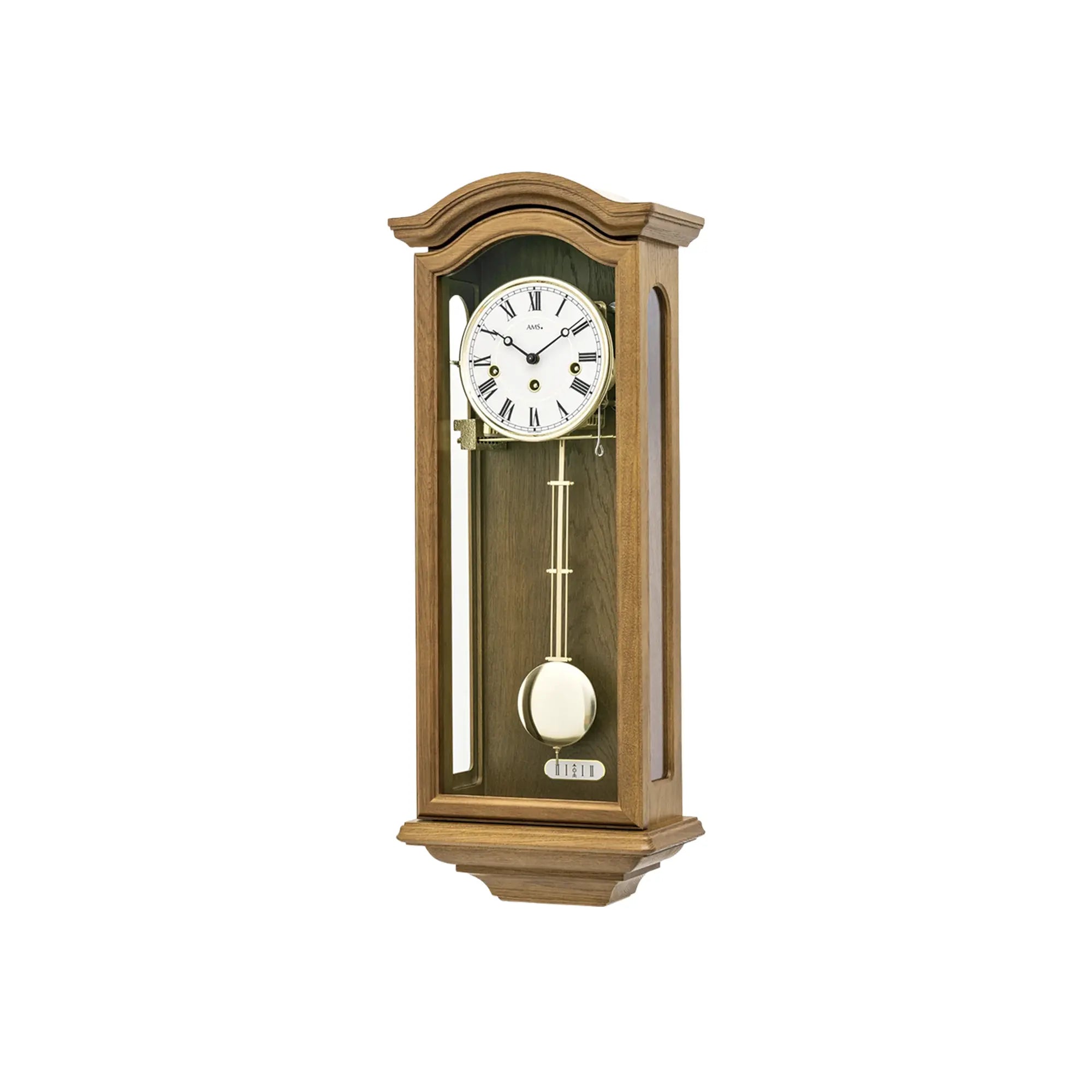 Wanduhr mit Holzgehäuse in Eiche, runde Ziffern und Pendelwerk im Fenster