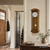 Holz-Regulator-Wanduhr mit rundem Zifferblatt und Pendel an der Wand