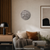 Runde metallische LED-Wortuhr an der Wand mit Wortzeit-Anzeige im Kreis