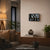 Digitale Wanduhr mit LED-Display und Thermometer, an heller Wand
