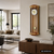 Wanduhr an der Wand mit Holzgehäuse und Glasfront, großes Zifferblatt und Pendelgewicht
