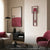 Wanduhr mit rotem Rahmen an der Wand, rechteckiges Zifferblatt mit roten Markierungen