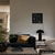 Schwarze LED-Wortuhr mit leuchtendem Text an der Wand