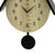 Wanduhr-Zifferblatt im Detail mit schwarzen Zahlen, Zeigern und rundem Pendel unten