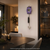Wanduhr mit Skelett-Design, violettem Zifferblatt und Pendelgewicht an der Wand