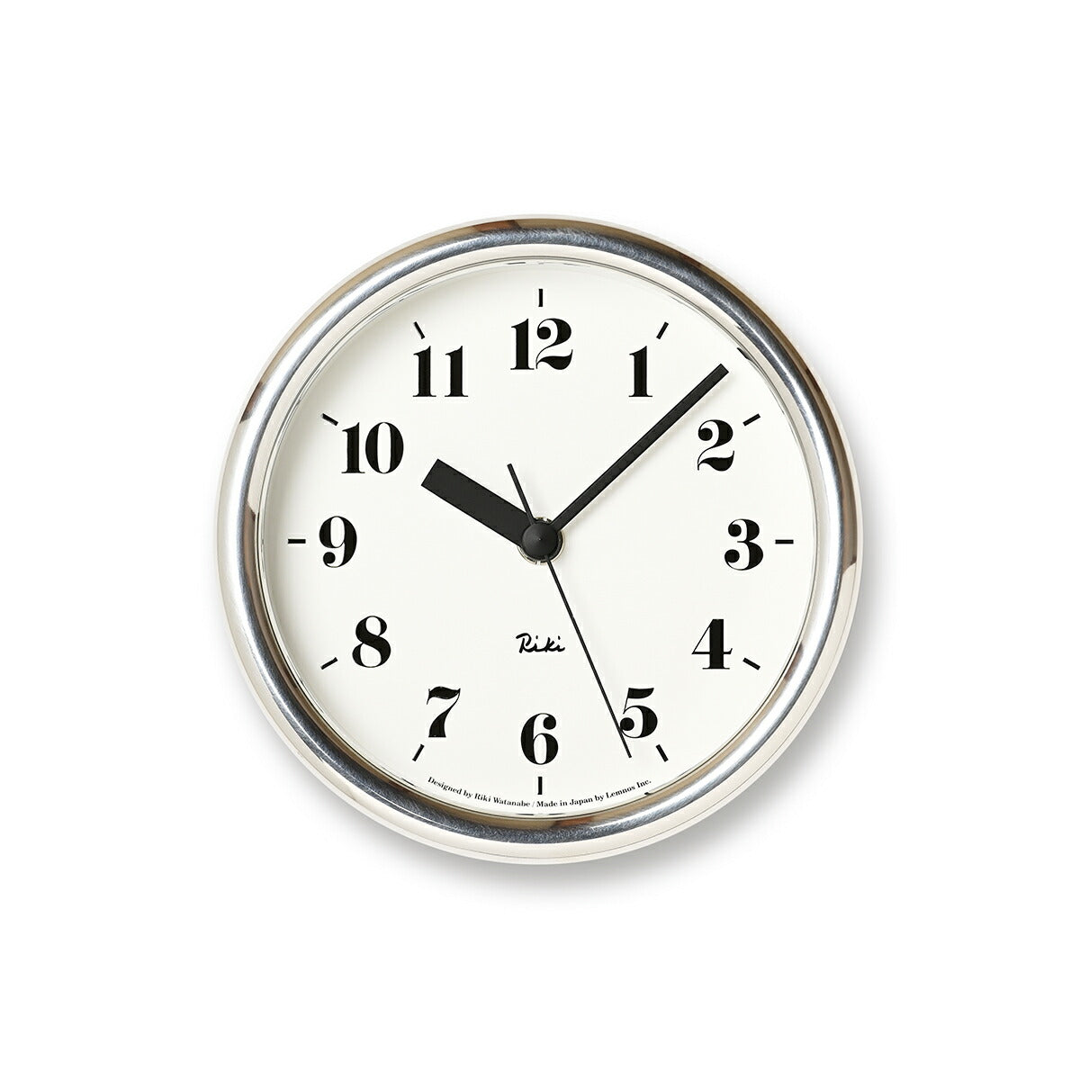 Runde Wanduhr mit silbernem Rahmen, weißem Zifferblatt und schwarzen Zeigern
