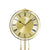 Nahaufnahme: Wanduhr-Zifferblatt in Gold mit römischen Ziffern und Kettenpendel