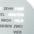 Nahaufnahme der LED-Wortanzeige mit Uhrtext auf Metallgehäuse