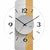 Wanduhr im Detail: weißes Zifferblatt mit schwarzen Zeigern, Buche-Holzgehäuse