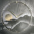 Wanduhr aus Naturschiefer, Nahaufnahme Mond-Silhouette, goldener Uhrkranz und Zeiger