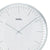 Detail der Wanduhr mit weißem Zifferblatt, Zeigern und Aufdruck AMS.