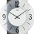 Nahaufnahme Wanduhr: weißes Ziffernblatt, schwarze Zeiger, Ziffern 3, 6, 9, 12, AMS-Aufdruck