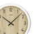 Nahaufnahme der Wanduhr: Holz-Zifferblatt mit schwarzen Zeigern und Ziffern
