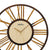Nahaufnahme Wanduhr mit Holz-Zifferblatt, goldenen Strahlen und AMS-Schriftzug im Zentrum.