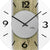 Detail der Wanduhr: hellgraues Zifferblatt, schwarze arabische Zahlen, schwarze Zeiger, AMS-Logo