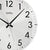 Detail der silbernen Wanduhr: weißes Zifferblatt, schwarze Zeiger, Zahlen 1–6, AMS