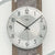 Rundes Zifferblatt der AMS Heidelberg Wanduhr mit Zeigern und Logo „AMS“
